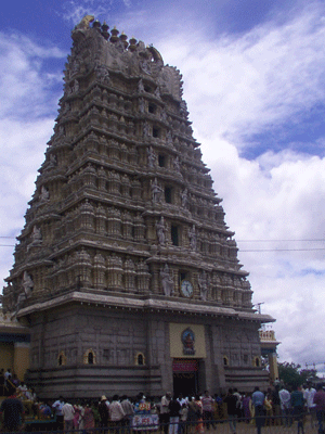 श्री चामुंडेश्वरी मंदिर, चामुंडी हिल्स, मैसूरु का राजगोपुरम। 