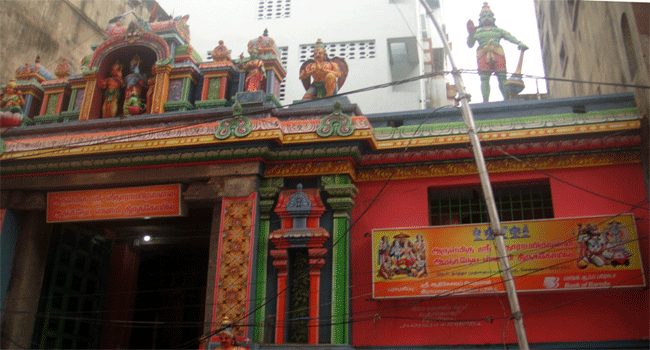 थाथा मुत्थियप्पन स्ट्रीट से देखा गया श्री हनुमंथारायन मंदिर, दूसरी तरफ हनुमंथारान कोइल स्ट्रीट, जॉर्ज टाउन, चेन्नई 