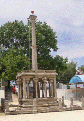 श्री जयमंगला अंजनेय मंदिर इदुगमपालयम, सिरुमुगई, कोयंबटूर का ध्वज स्तंभ 