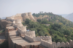 कुंभलगढ़ का किला, कुंभलगढ़ राजस्थान - (दीवार की चौड़ाई और लंबाई को देखें)