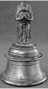 पूजा के लिए इस्तेमाल की जाने वाली हनुमान की मूर्ति के साथ घंटी