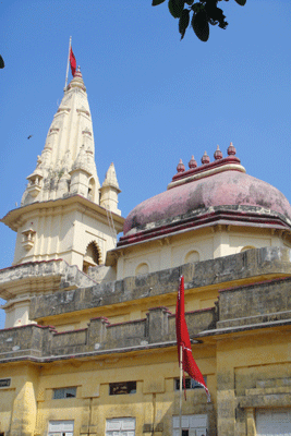 रोक्ड़िया हनुमान मंदिर, पोरबंदर, गुजरात का साइड से दृश्य