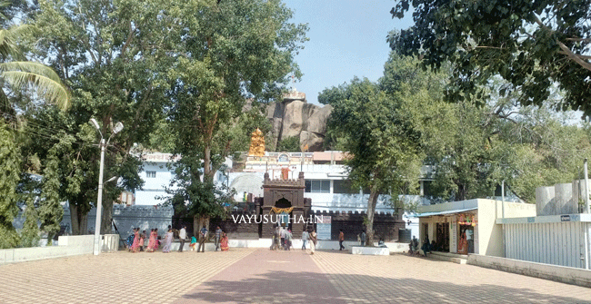 सारंगपुर श्री हनुमान मंदिर, सारंगपुर, निजामाबाद जिले, तेलंगानाके सामने का दृश्य