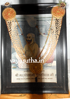 श्री बाला हनुमान मंदिर, तुलसी घाट, वाराणसी में श्री तुलसीदासजी के जीवनकाल का स्केच