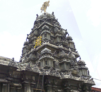 भद्राचलम का केंद्रीय गर्भगृह, शीर्ष पर सुदर्शन चक्र और मंदिर के देवता की लघु प्रतिमा। - सौजन्य- विकी कॉमन्स-प्रशांत.286