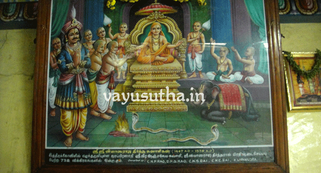 श्री मुखीप्राना [हनुमान] मंदिर, मेयर चित्तईबु रोड, ट्रिप्लिकेन, चेन्नई में विजयनगर के सिंहासन पर श्री व्यासराजा का चित्रण 