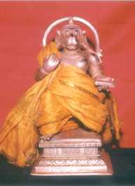 श्री हनुमान अपने हाथों में रामायण, श्री पट्टाभिराम मंदिर, पुधू अग्रहारम, थिरुवैयारू, तमिल नाडू