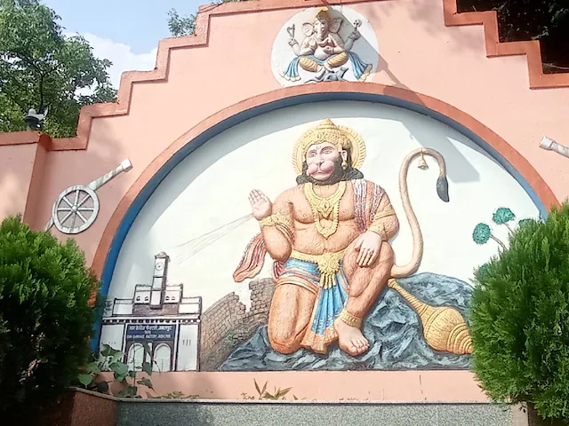 Paat baba Lord’s posture as seen at the entrance of the complex