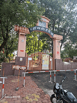 Paat Baba Temple complex entrance.