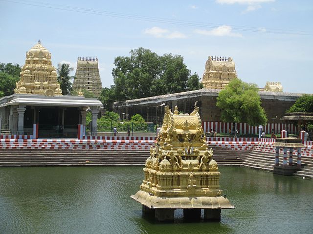 Varadharaja Perumal Temple tank courtesy: Sri Ssriram mt - Wikipedia.org 